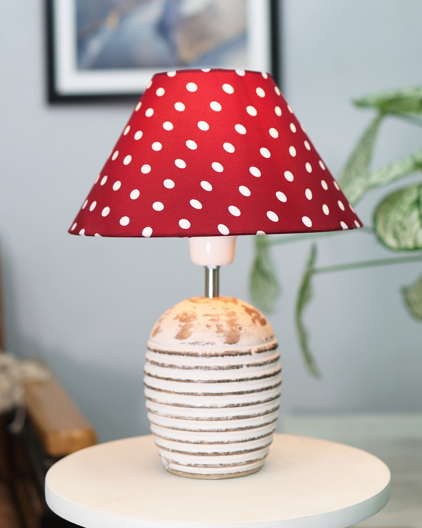 Ribbed Basket Table Lamp, Wooden Base Modern Fabric Lampshade for Home Office Cafe Restaurant